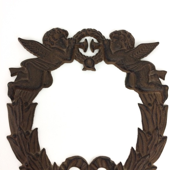 Cast iron rusty brown cherub angel wreath wall decor 9.25” x 8.5” - Picture 2 of 4